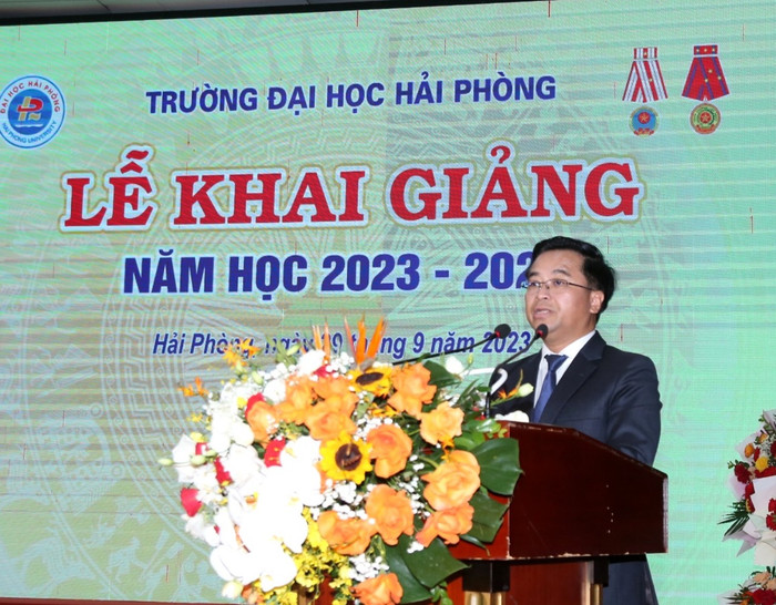 PGS.TS Bùi Xuân Hải – Hiệu trưởng Trường Đại học Hải Phòng đọc diễn văn khai giảng (Ảnh: LT) PGS.TS Bùi Xuân Hải – Hiệu trưởng Trường Đại học Hải Phòng đọc diễn văn khai giảng (Ảnh: LT)