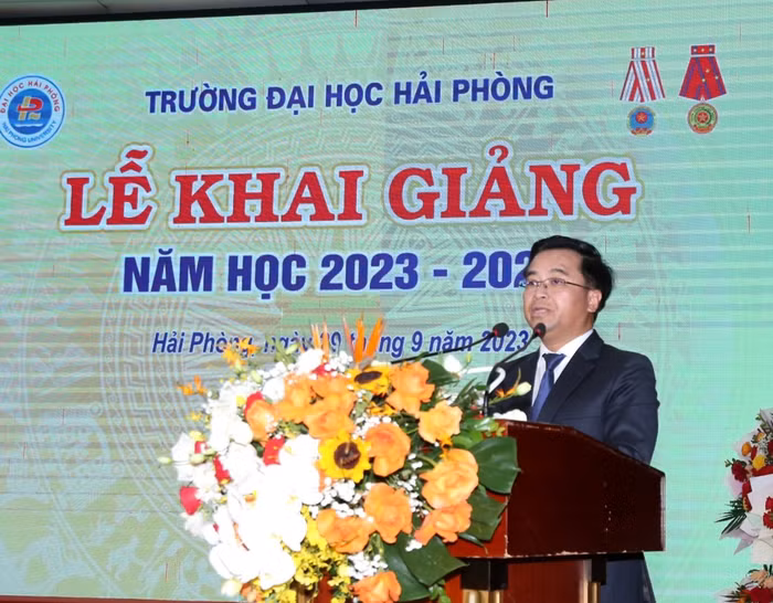 PGS.TS Bùi Xuân Hải – Hiệu trưởng Trường Đại học Hải Phòng đọc diễn văn khai giảng (Ảnh: LT)