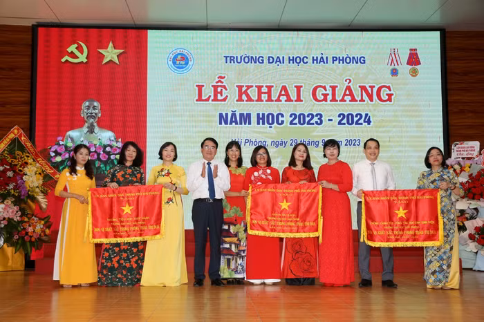 Ông Lê Khắc Nam - Phó chủ tịch Uỷ ban nhân dân thành phố Hải Phòng trao cờ thi đua tặng các tập thể (Ảnh: LT)