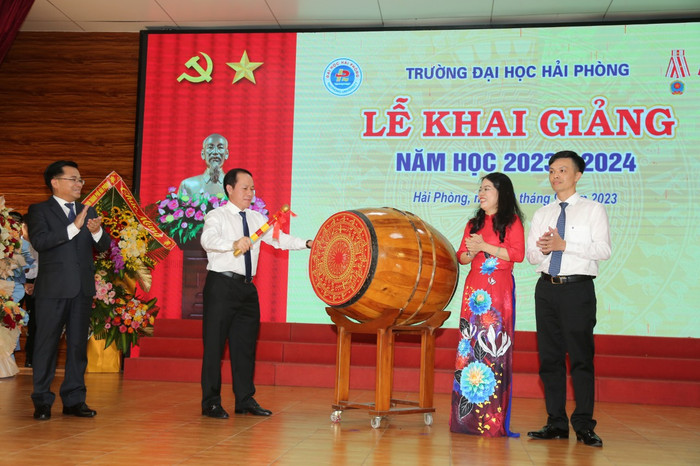Ông Lê Tiến Châu - Bí thư Thành ủy Hải Phòng đánh trống khai giảng năm học mới (Ảnh: LT) Ông Lê Tiến Châu - Bí thư Thành ủy Hải Phòng đánh trống khai giảng năm học mới (Ảnh: LT)