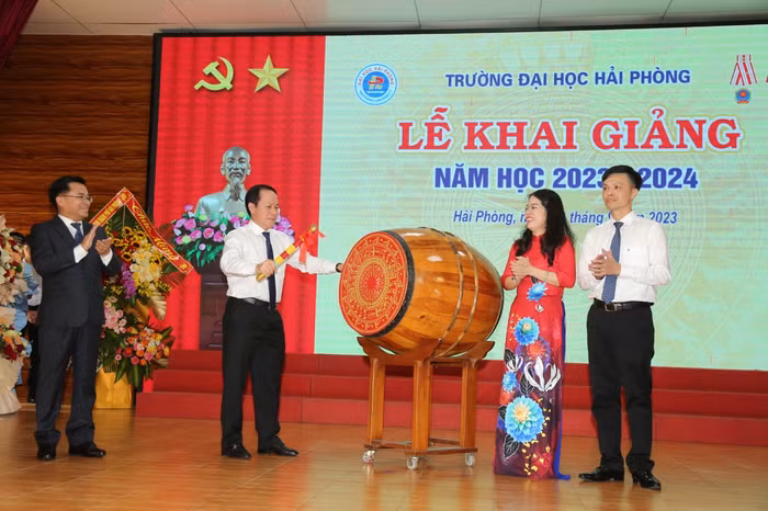 Ông Lê Tiến Châu - Bí thư Thành ủy Hải Phòng đánh trống khai giảng năm học mới (Ảnh: LT)