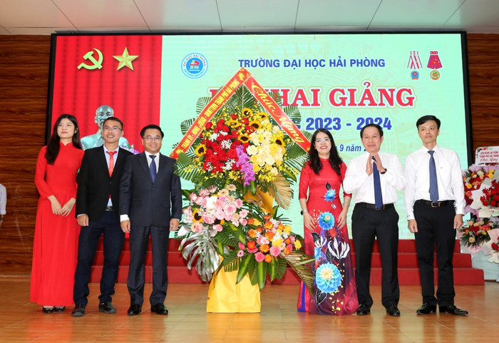 Ông Lê Tiến Châu - Bí thư Thành ủy Hải Phòng tặng hoa chúc mừng Trường Đại học Hải Phòng nhân dịp khai giảng năm học mới (Ảnh: LT) Ông Lê Tiến Châu - Bí thư Thành ủy Hải Phòng tặng hoa chúc mừng Trường Đại học Hải Phòng nhân dịp khai giảng năm học mới (Ảnh: LT)