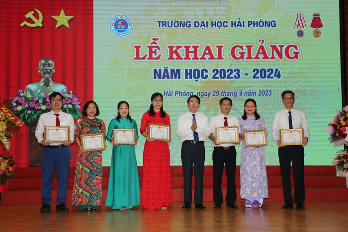 Các cá nhân nhận bằng khen của Chủ tịch Uỷ ban nhân dân thành phố (Ảnh: LT) Các cá nhân nhận bằng khen của Chủ tịch Uỷ ban nhân dân thành phố (Ảnh: LT)