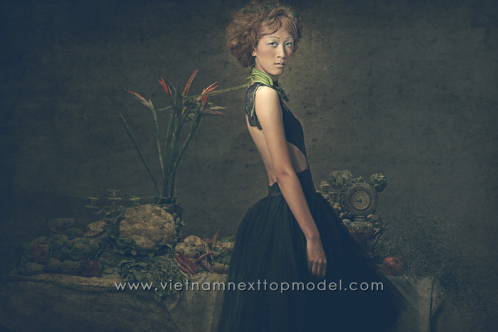 Minh Nguyệt đứng thứ hai,nếu cô biết hạ thấp phần vai trước xuống để có thể khoe được cánh tay phía sau thì bức ảnh sẽ hoàn thiện hơn. Minh Nguyệt đứng thứ hai,nếu cô biết hạ thấp phần vai trước xuống để có thể khoe được cánh tay phía sau thì bức ảnh sẽ hoàn thiện hơn.