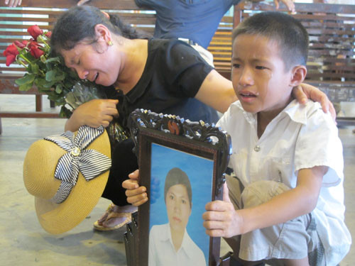 Minh bên di ảnh của mẹ và bác gái Trần Thị Phượng. Minh bên di ảnh của mẹ và bác gái Trần Thị Phượng.