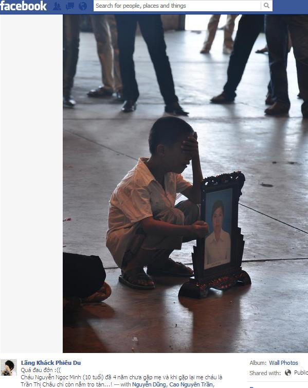 Ôm mặt khóc bên di ảnh của mẹ. Ôm mặt khóc bên di ảnh của mẹ.