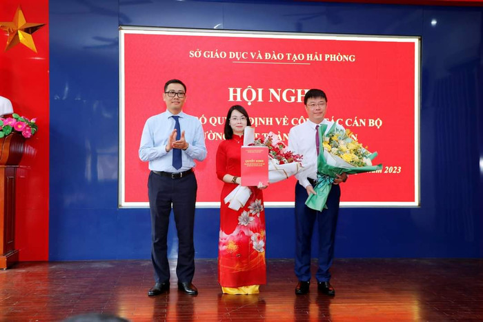 Ông Bùi Văn Kiệm - Giám đốc Sở Giáo dục và Đào tạo Hải Phòng trao quyết định bổ nhiệm cho các hiệu trưởng (Ảnh: CTV)