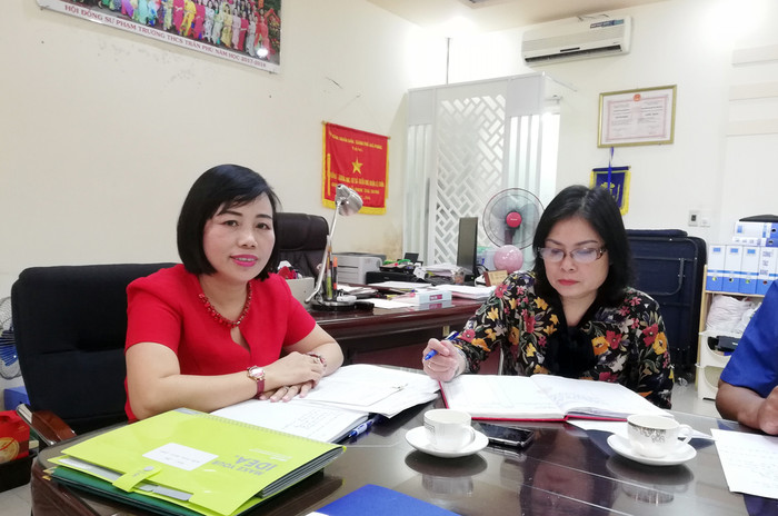 Bà Lê Thúy Hạnh, Hiệu trưởng Trường Trung học cơ sở Trần Phú (bên trái) khẳng định, nhà trường triển khai thu quỹ Ban đại diện cha mẹ học sinh đúng quy định. (Ảnh: Lã Tiến)