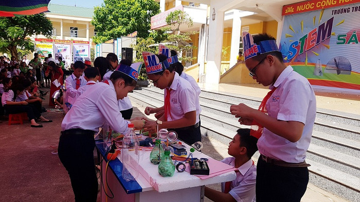 Học sinh trường Trung học cơ sở Lê Quý Đôn sáng tạo từ các vật liệu có sẵn. (Ảnh: CTV) Học sinh trường Trung học cơ sở Lê Quý Đôn sáng tạo từ các vật liệu có sẵn. (Ảnh: CTV)