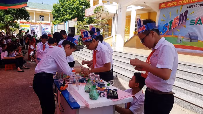 Học sinh trường Trung học cơ sở Lê Quý Đôn sáng tạo từ các vật liệu có sẵn. (Ảnh: CTV)