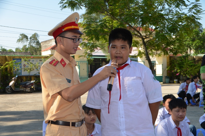Cảnh sát giao thông Móng Cái tuyên truyền Luật giao thông tới học sinh trường Trung học cơ sở Hải Hòa (Ảnh: CTV) Cảnh sát giao thông Móng Cái tuyên truyền Luật giao thông tới học sinh trường Trung học cơ sở Hải Hòa (Ảnh: CTV)