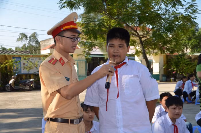 Cảnh sát giao thông Móng Cái tuyên truyền Luật giao thông tới học sinh trường Trung học cơ sở Hải Hòa (Ảnh: CTV)