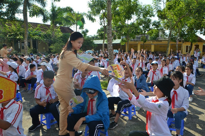 Cảnh sát giao thông Móng Cái tuyên truyền Luật giao thông tới học sinh trường Trung học cơ sở Hải Hòa (Ảnh: CTV) Cảnh sát giao thông Móng Cái tuyên truyền Luật giao thông tới học sinh trường Trung học cơ sở Hải Hòa (Ảnh: CTV)