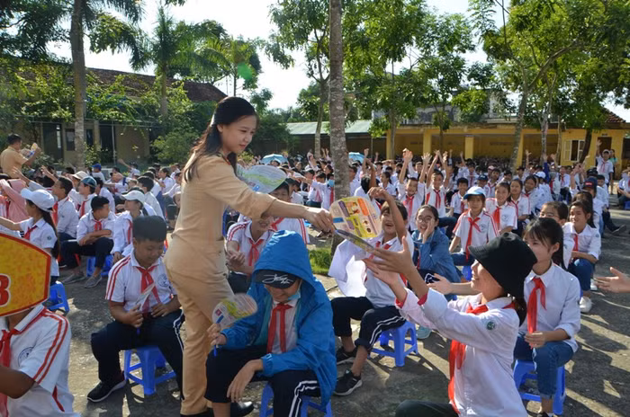 Cảnh sát giao thông Móng Cái tuyên truyền Luật giao thông tới học sinh trường Trung học cơ sở Hải Hòa (Ảnh: CTV)