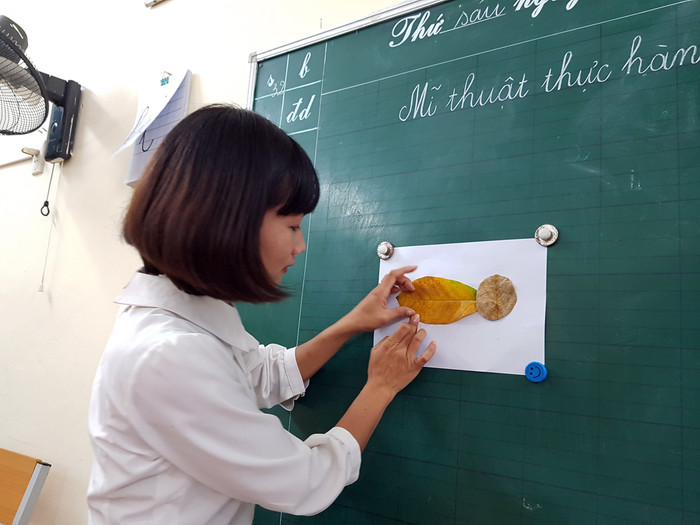 Cô giáo Hoàng Thị Hoa luôn sáng tạo, tìm vật liệu mới đưa vào các tiết dạy cho học sinh (Ảnh: Lã Tiến)