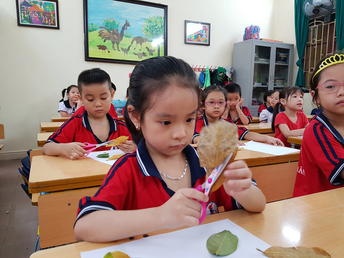 Qua các tiết học mỹ thuật, học sinh Trường Tiểu học Nguyễn Công Trứ yêu thiên nhiên hơn và biết bảo vệ môi trường. (Ảnh: Lã Tiến)