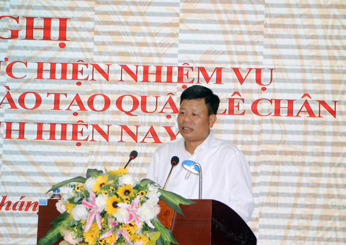 Giáo viên phải đặt việc giáo dục đạo đức cho học sinh lên hàng đầu