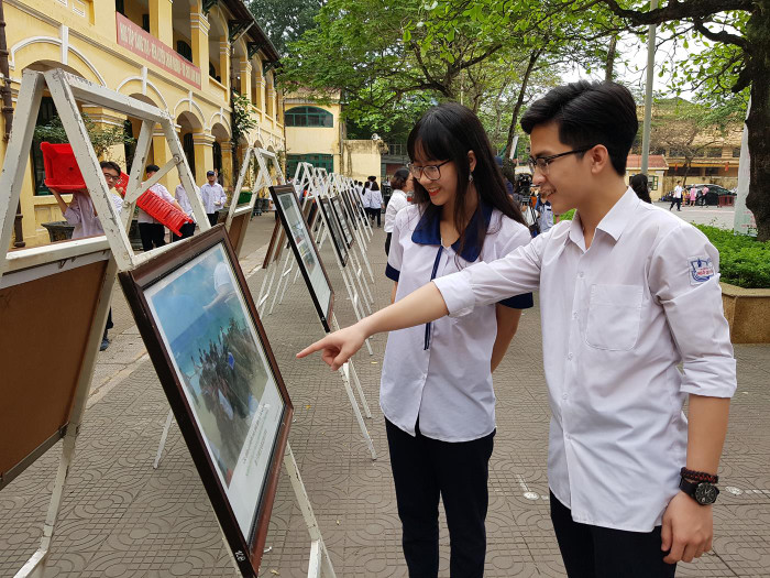 Học sinh trường Ngô Quyền tự hào với những bằng chứng về Trường Sa, Hoàng Sa (Ảnh: Lã Tiến) Học sinh trường Ngô Quyền tự hào với những bằng chứng về Trường Sa, Hoàng Sa (Ảnh: Lã Tiến)