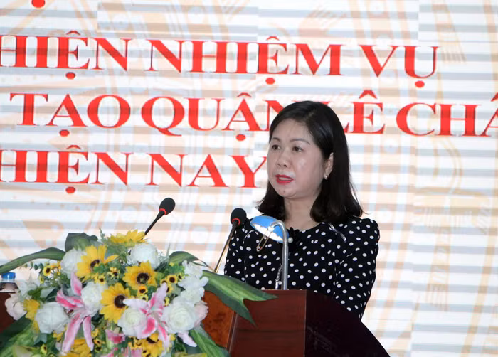 Bà Nguyễn Thị Lệ Thủy, Trưởng phòng Giáo dục và Đào tạo quận Lê Chân thông tin tại hội nghị (Ảnh: Lã Tiến)