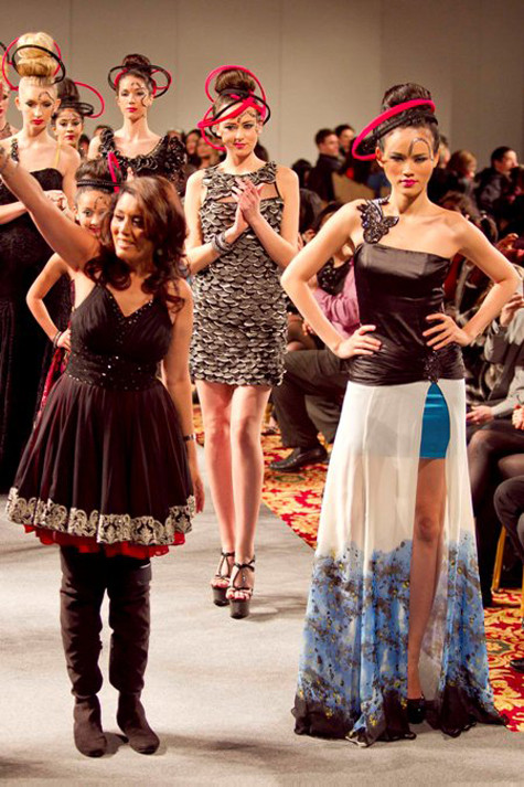 Tuyết Lan cùng với những người mẫu quốc tế diện trên người những bộ trang phục ấn tượng nằm trong bộ sưu tập mới nhất – có sự giao thoa nghệ thuật Ấn Độ và văn hóa phương Tây với gam màu đen trắng làm chủ đạo.