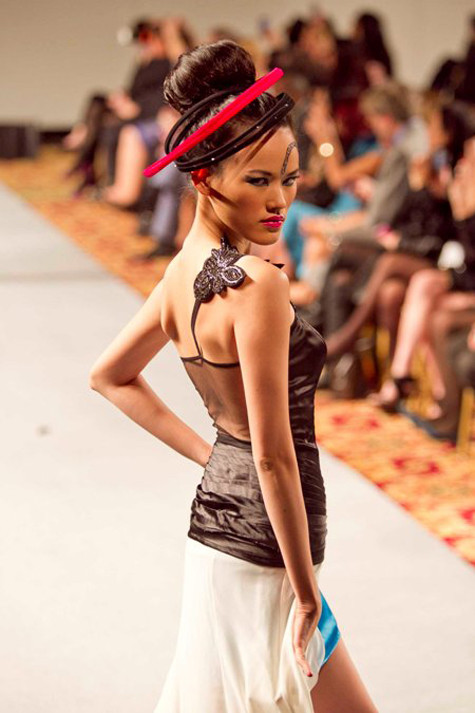 Để xuất hiện trong show diễn, á quân Vietnam's Next Top Model 2010 Tuyết Lan phải trải qua nhiều vòng casting khá gắt gao…