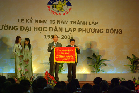 PGS.TS Trần Xuân Nhĩ, Phó Chủ tịch Hiệp hội các trường ĐH-CĐ ngoài công lập VN trao cờ lưu niệm cho PGS.TS Bùi Thiện Dụ, Hiệu trưởng nhà trường. PGS.TS Trần Xuân Nhĩ, Phó Chủ tịch Hiệp hội các trường ĐH-CĐ ngoài công lập VN trao cờ lưu niệm cho PGS.TS Bùi Thiện Dụ, Hiệu trưởng nhà trường.