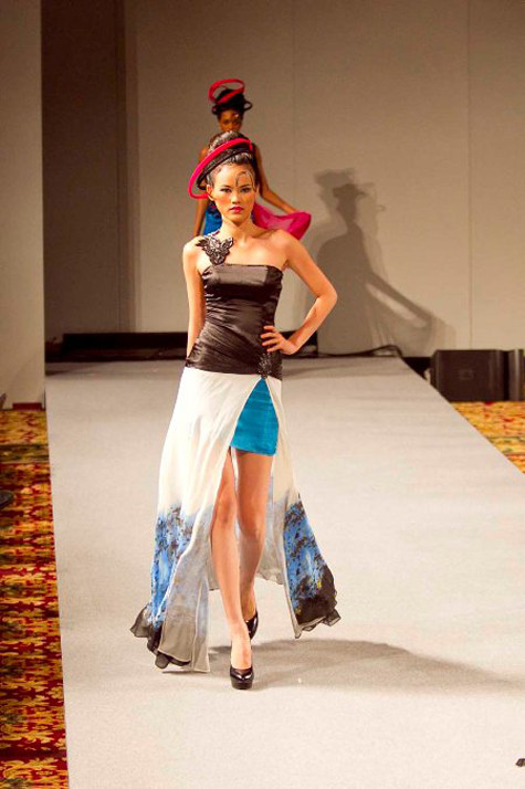 Quán quân Vietnam's Next Top Model 2011 Hoàng Thùy cũng được mời tham gia casting nhưng cô không được chọn để xuất hiện trong bộ sưu tập. Thay vào đó, Hoàng Thùy nhận được lời mời chụp ảnh cho một số tạp chí khác.