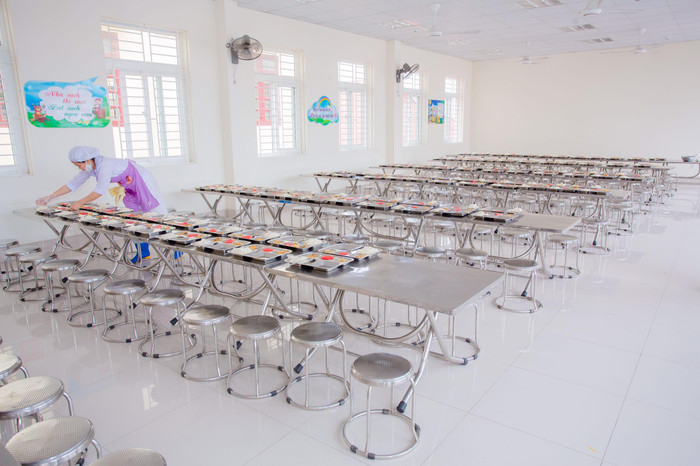 Nhà ăn tại tầng 5 dãy nhà A được đưa vào sử dụng đã góp phần nâng tỷ lệ học sinh được học 2 buổi/ngày (Ảnh: Lã Tiến) Nhà ăn tại tầng 5 dãy nhà A được đưa vào sử dụng đã góp phần nâng tỷ lệ học sinh được học 2 buổi/ngày (Ảnh: Lã Tiến)