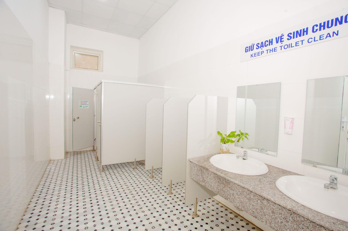 Nhà vệ sinh được đầu tư xây dựng khang trang, sạch đẹp (Ảnh: Lã Tiến) Nhà vệ sinh được đầu tư xây dựng khang trang, sạch đẹp (Ảnh: Lã Tiến)