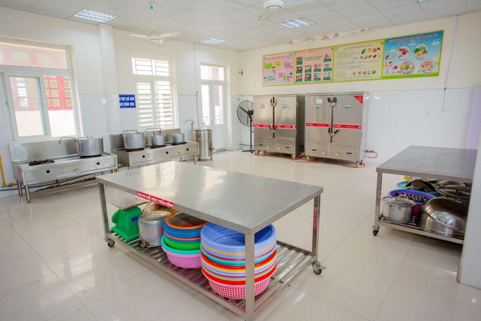 Bếp ăn bán trú của nhà trường được xây dựng theo tiêu chuẩn bảo đảm vệ sinh an toàn thực phẩm (Ảnh: Lã Tiến) Bếp ăn bán trú của nhà trường được xây dựng theo tiêu chuẩn bảo đảm vệ sinh an toàn thực phẩm (Ảnh: Lã Tiến)