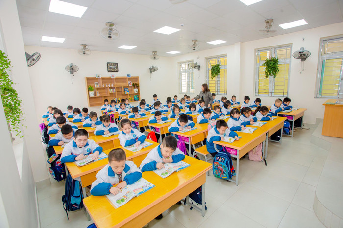 Đội ngũ giáo viên Trường Tiểu học Võ Thị Sáu giỏi chuyên môn, nghiệp vụ đã từng bước xây dựng thương hiệu nhà trường (Ảnh: Lã Tiến) Đội ngũ giáo viên Trường Tiểu học Võ Thị Sáu giỏi chuyên môn, nghiệp vụ đã từng bước xây dựng thương hiệu nhà trường (Ảnh: Lã Tiến)