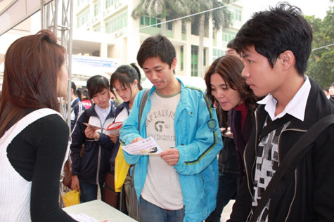 Thí sinh tìm hiểu thông tin tuyển sinh. Ảnh: gdtd.vn