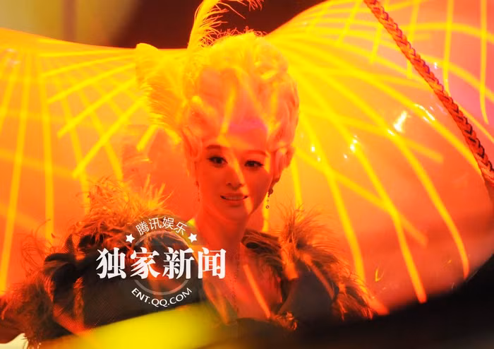 Lộng lẫy như một bà hoàng trên sân khấu.