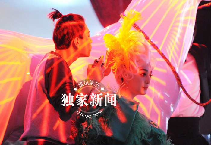 Nhân viên hóa trang make up và làm tóc cho Phạm Băng Băng. Nhân viên hóa trang make up và làm tóc cho Phạm Băng Băng.