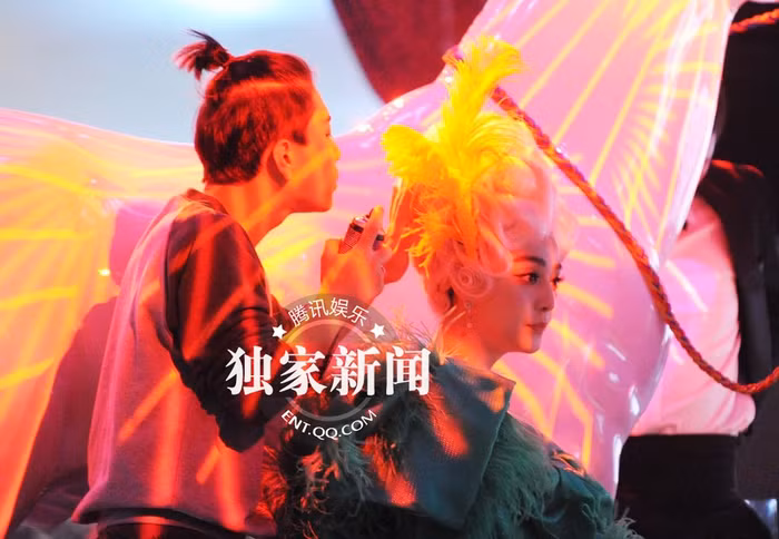 Nhân viên hóa trang make up và làm tóc cho Phạm Băng Băng.