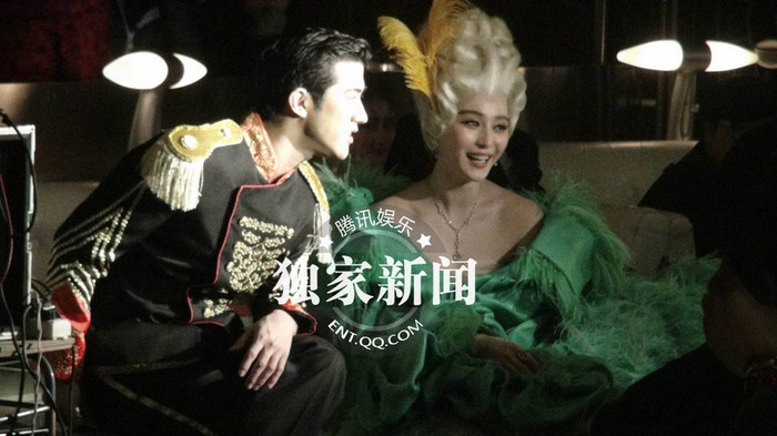 ngồi phía sau là nam diễn viên điển trai Daniel Henry ôm eo bạn diễn cùng ngồi trên một chú bạch mã bằng gỗ. Phạm Băng Băng vừa làm động tác dập chân vào thân ngựa và lắc lư một cách nhiệt tình theo điệu n hạc. ngồi phía sau là nam diễn viên điển trai Daniel Henry ôm eo bạn diễn cùng ngồi trên một chú bạch mã bằng gỗ. Phạm Băng Băng vừa làm động tác dập chân vào thân ngựa và lắc lư một cách nhiệt tình theo điệu n hạc.