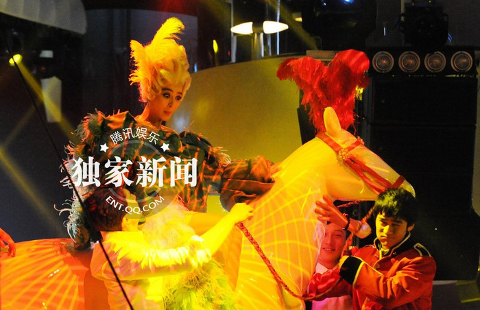 Ngoài Phạm Băng Băng ra, cả 3 nam diễn viên là Tưởng Kinh Phu, Lý Hạo Đình và Daniel Henry đều cùng mặc trang phục của các hoàng tử, công tước châu Âu thời kỳ Phục Hưng (thế kỷ 16 - 17). Ngoài Phạm Băng Băng ra, cả 3 nam diễn viên là Tưởng Kinh Phu, Lý Hạo Đình và Daniel Henry đều cùng mặc trang phục của các hoàng tử, công tước châu Âu thời kỳ Phục Hưng (thế kỷ 16 - 17).