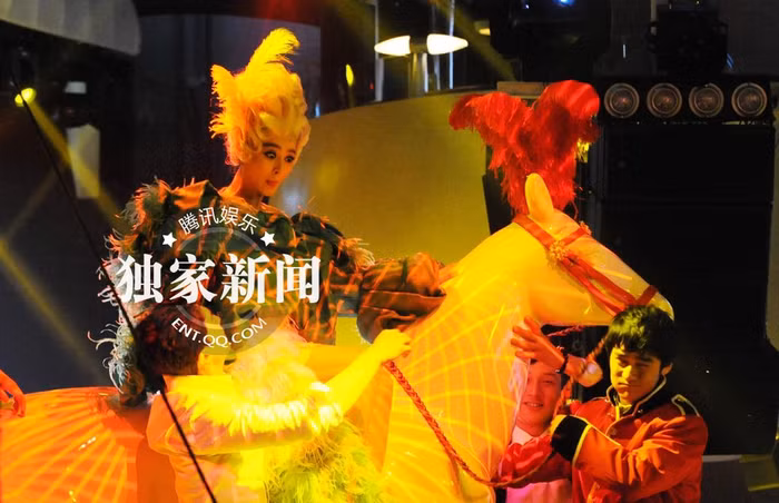 Ngoài Phạm Băng Băng ra, cả 3 nam diễn viên là Tưởng Kinh Phu, Lý Hạo Đình và Daniel Henry đều cùng mặc trang phục của các hoàng tử, công tước châu Âu thời kỳ Phục Hưng (thế kỷ 16 - 17).