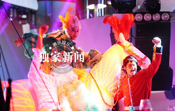 Daniel và Tưởng Kinh Phu đỡ ngựa cho người đẹp. Daniel và Tưởng Kinh Phu đỡ ngựa cho người đẹp.