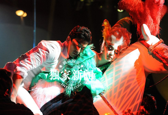 Hoàng từ Daniel Henry và công chúa Phạm Băng Băng trên lưng ngựa gỗ. Hoàng từ Daniel Henry và công chúa Phạm Băng Băng trên lưng ngựa gỗ.