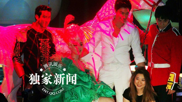 Tại trường quay với sự xuất hiện của Phạm Băng Băng trong trang phục của các người đẹp châu Âu thời Phục Hưng, đầu đội tóc giả màu bạch kim. Khéo léo khoe bờ vai trần và đôi chân đẹp mướt mắt... Tại trường quay với sự xuất hiện của Phạm Băng Băng trong trang phục của các người đẹp châu Âu thời Phục Hưng, đầu đội tóc giả màu bạch kim. Khéo léo khoe bờ vai trần và đôi chân đẹp mướt mắt...