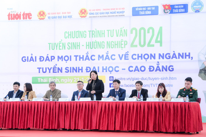 Các thầy cô trong Ban tư vấn tuyển sinh, hướng nghiệp đã nhiệt tình giải đáp thắc mắc của học sinh tỉnh Thái Bình (Ảnh: NT) Các thầy cô trong Ban tư vấn tuyển sinh, hướng nghiệp đã nhiệt tình giải đáp thắc mắc của học sinh tỉnh Thái Bình (Ảnh: NT)
