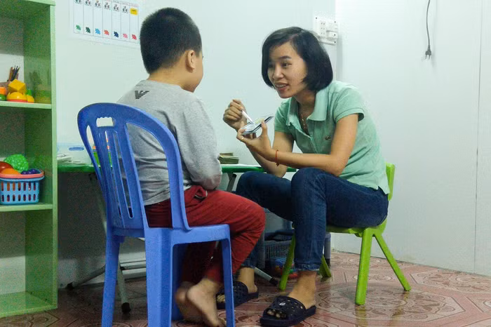 Cô giáo Đỗ Thị Thúy Hồng luôn nỗ lực để có thể đồng hành cùng các trẻ đặc biệt trong những bước phát triển đầu tiên. (Ảnh: CTV) Cô giáo Đỗ Thị Thúy Hồng luôn nỗ lực để có thể đồng hành cùng các trẻ đặc biệt trong những bước phát triển đầu tiên. (Ảnh: CTV)