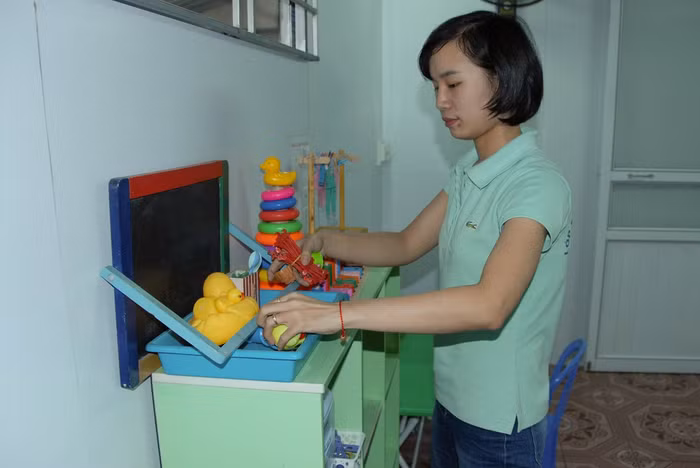 Hơn 5 năm gắn bó với nghề, cô giáo trẻ Đỗ Thị Thúy Hồng không nhớ đã chăm sóc, giáo dục cho bao nhiêu trẻ đặc biệt. (Ảnh: CTV) Hơn 5 năm gắn bó với nghề, cô giáo trẻ Đỗ Thị Thúy Hồng không nhớ đã chăm sóc, giáo dục cho bao nhiêu trẻ đặc biệt. (Ảnh: CTV)