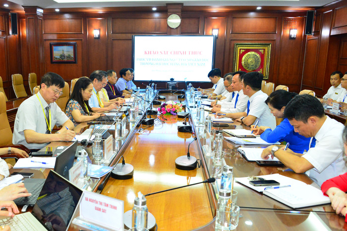 Đoàn chuyên gia đánh giá ngoài nghiên cứu hồ sơ, minh chứng (Ảnh: NTCC)