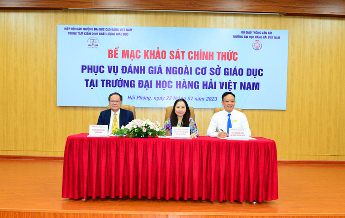 Các đại biểu đã cùng ký Biên bản hoàn thành đợt khảo sát chính thức phục vụ Đánh giá ngoài cơ sở giáo dục tại nhà trường (Ảnh: NTCC)
