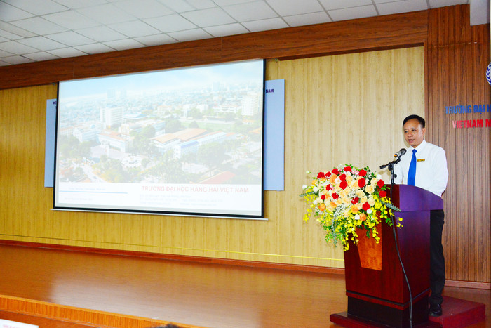 Phó giáo sư, Tiến sĩ Phạm Xuân Dương - Hiệu trưởng nhà trường trình bày tổng quan về Trường Đại học Hàng hải Việt Nam (Ảnh: NTCC)