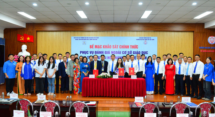 Đoàn chuyên gia đánh giá ngoài chụp ảnh lưu niệm với Trường Đại học Hàng hải Việt Nam (Ảnh: NTCC)