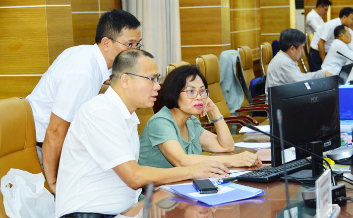 Đoàn chuyên gia đánh giá ngoài nghiên cứu hồ sơ, minh chứng (Ảnh: NTCC)