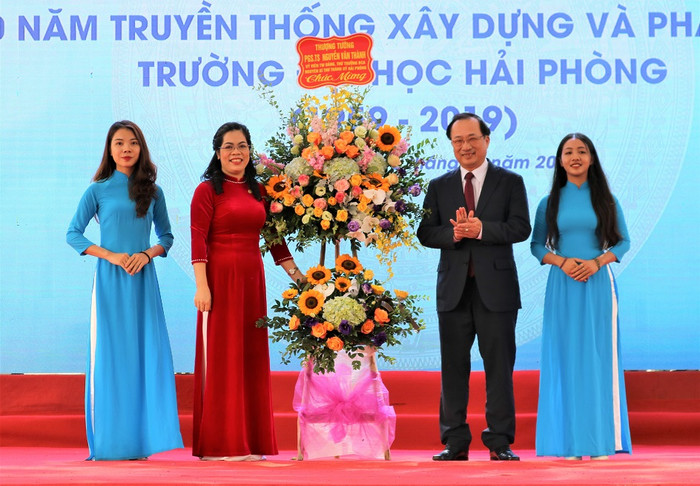 Thượng tướng, Phó giáo sư, Tiến sĩ Nguyễn Văn Thành, Thứ trưởng Bộ Công an tặng hoa chúc mừng nhà trường (Ảnh: CTV) Thượng tướng, Phó giáo sư, Tiến sĩ Nguyễn Văn Thành, Thứ trưởng Bộ Công an tặng hoa chúc mừng nhà trường (Ảnh: CTV)